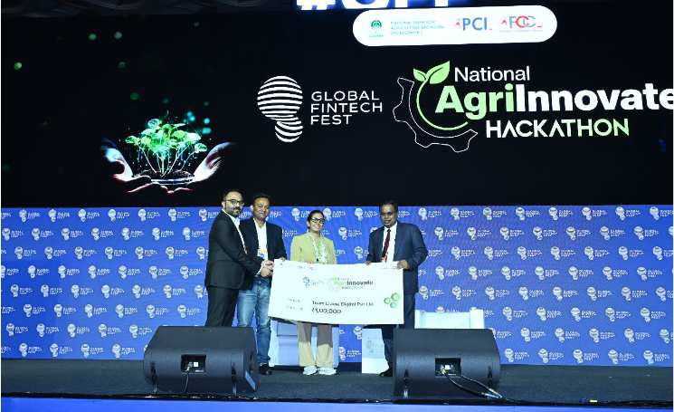 Shri KV Shaji, Chairman awarding the Hackathon Winners