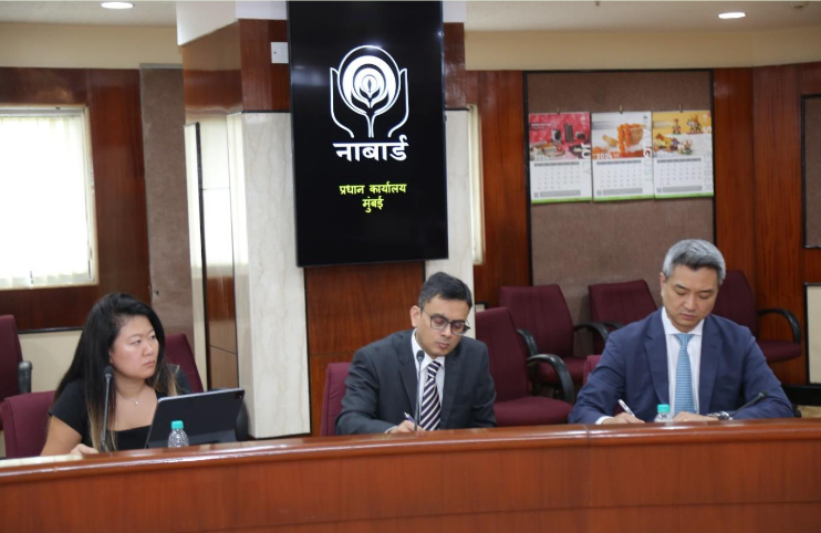 Mr. Hiroshi Matano, Executive Vice President, MIGA discussing with NABARD